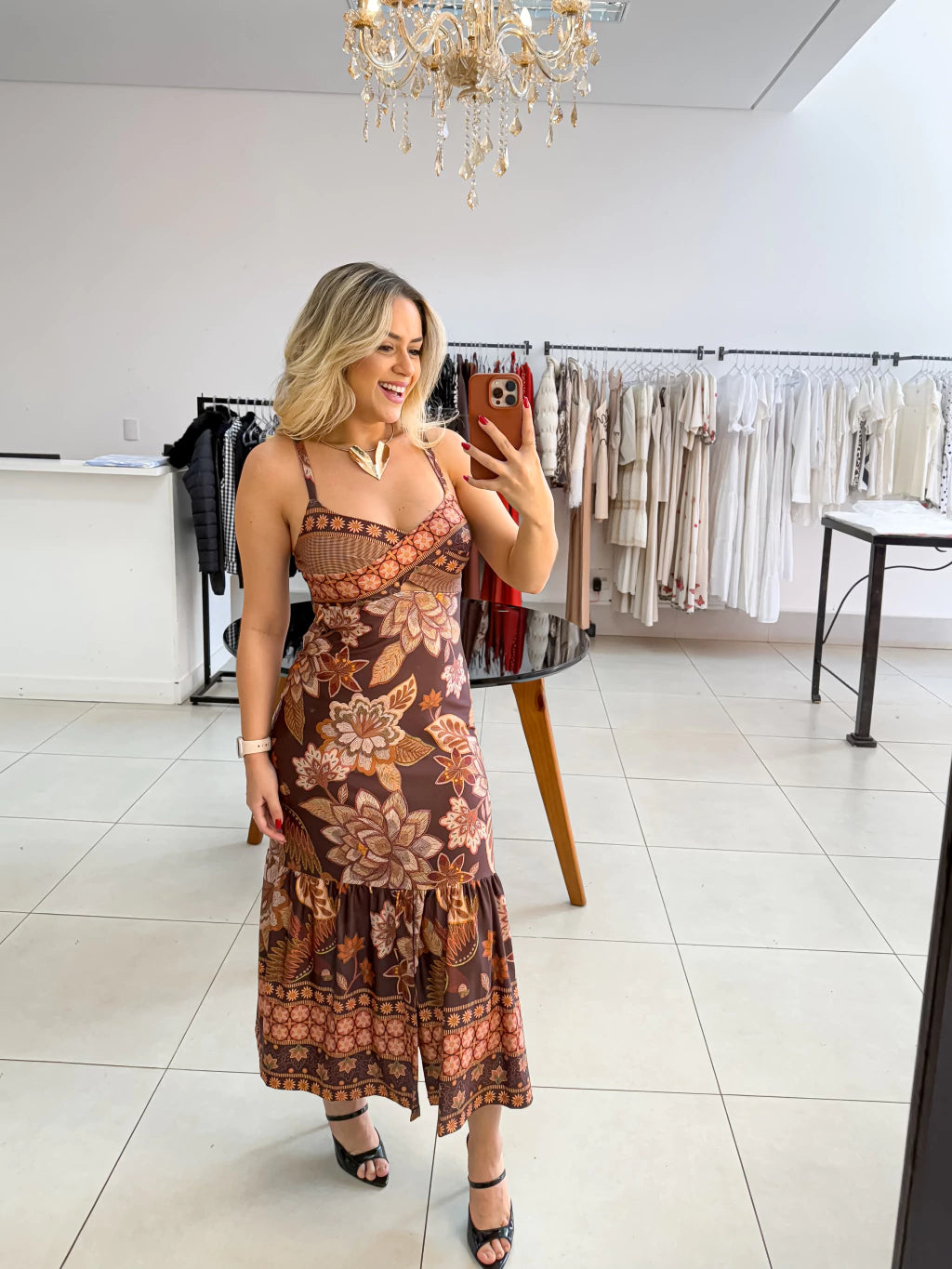 Vestido Jasmim fundo marrom