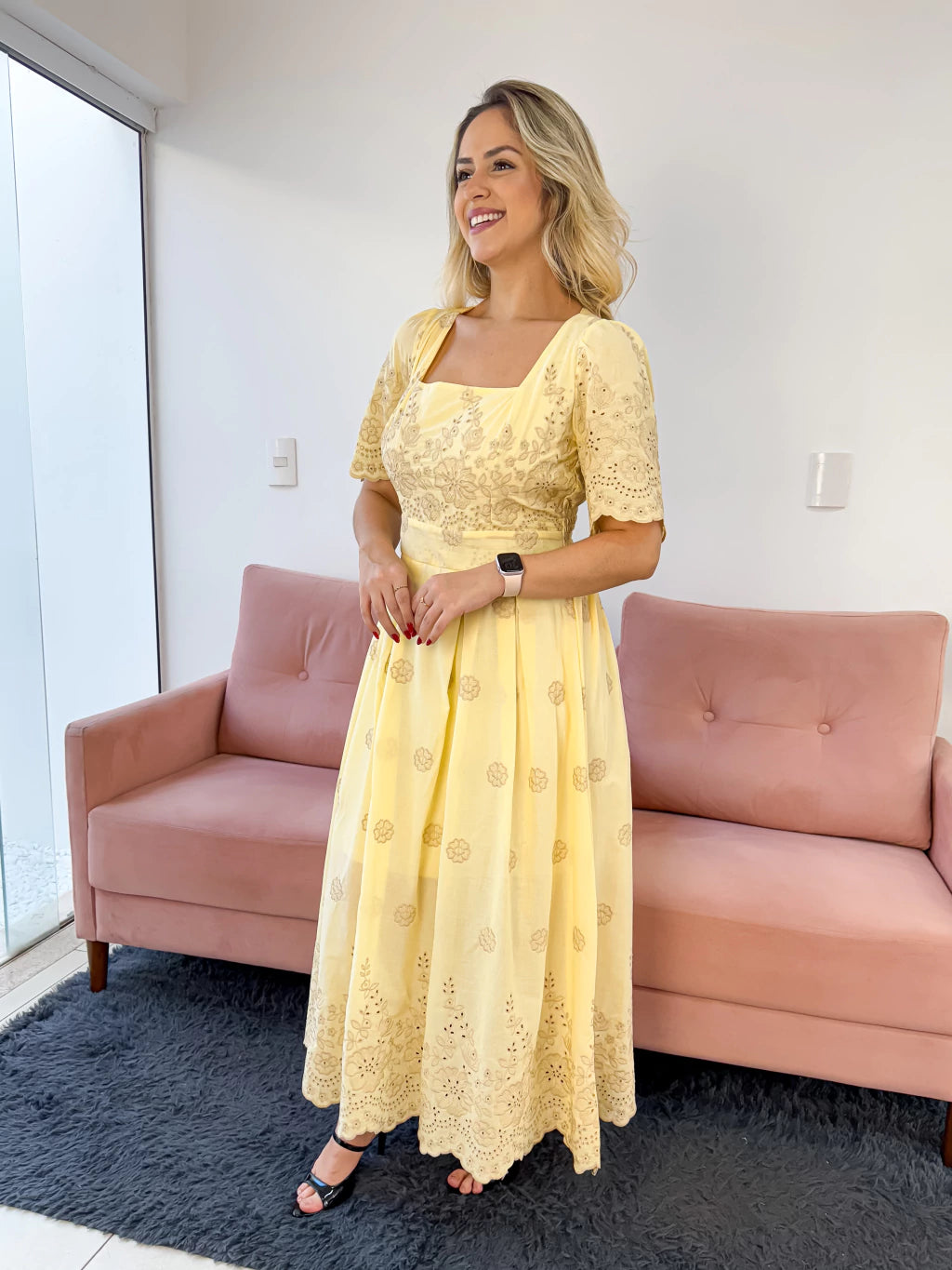 Vestido Princesa bordado amarelo manteiga