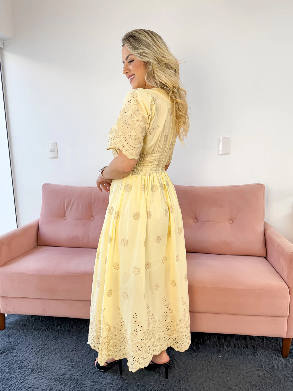Vestido Princesa bordado amarelo manteiga
