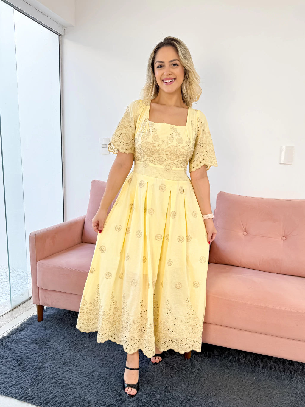 Vestido Princesa bordado amarelo manteiga